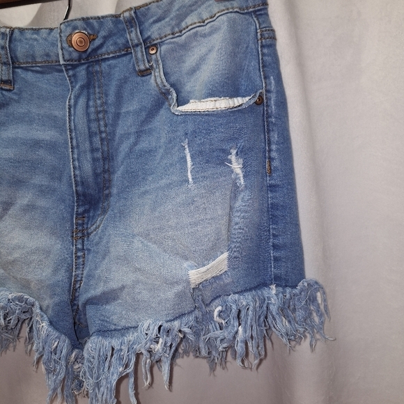 No boundaries distressed raw hem jean shorts size 11 - Picture 2 of 5